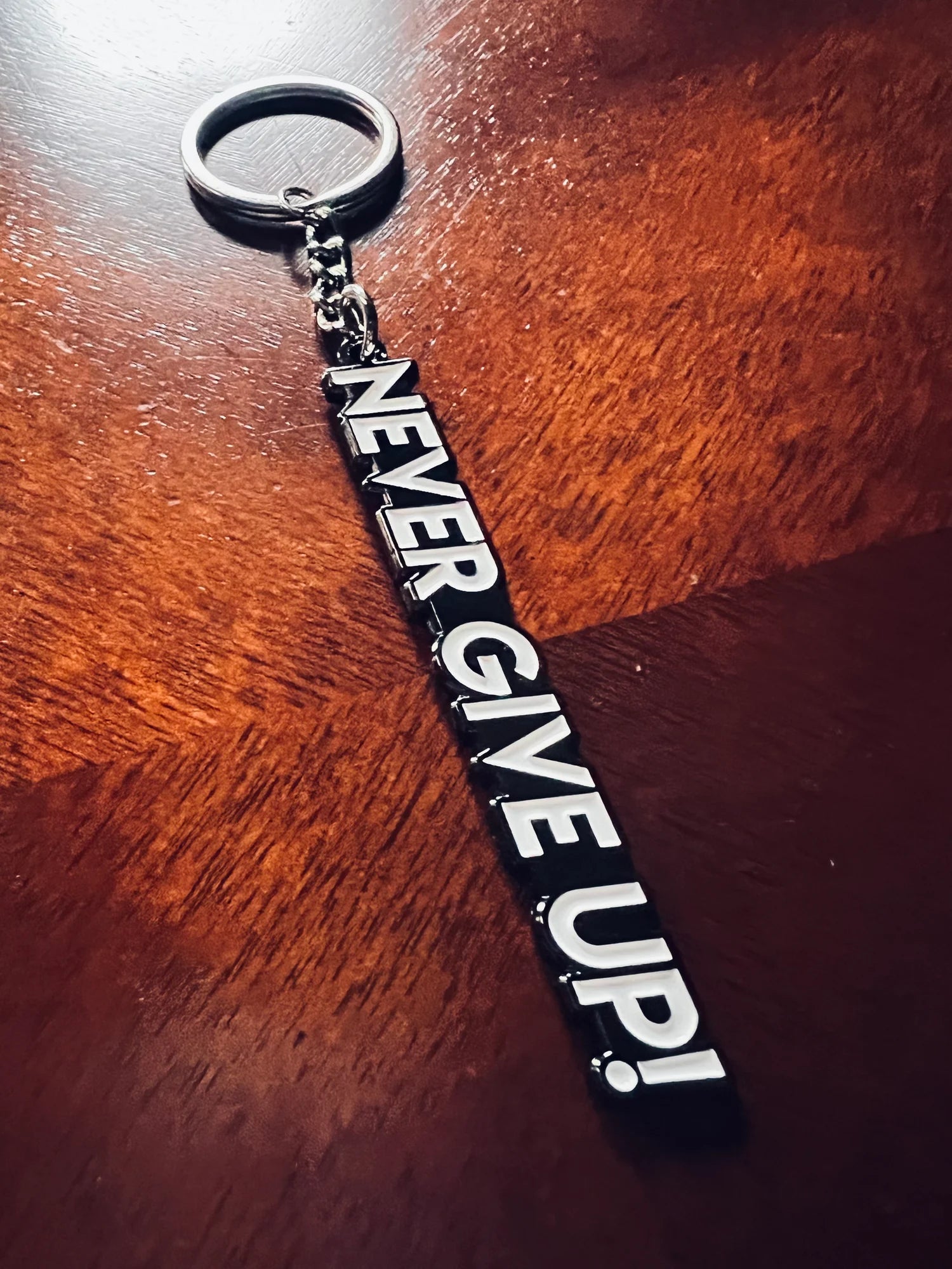 NEVER GIVE UP! - METAL KEYCHAIN