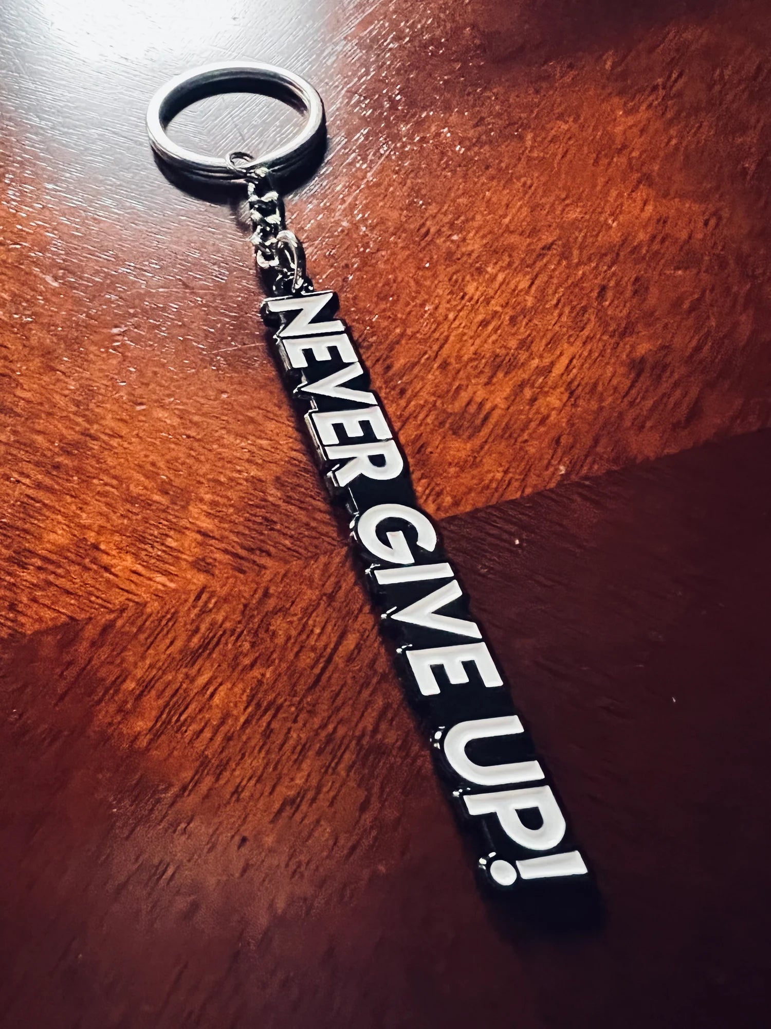 NEVER GIVE UP! - METAL KEYCHAIN NEVER GIVE UP! - METAL KEYCHAIN