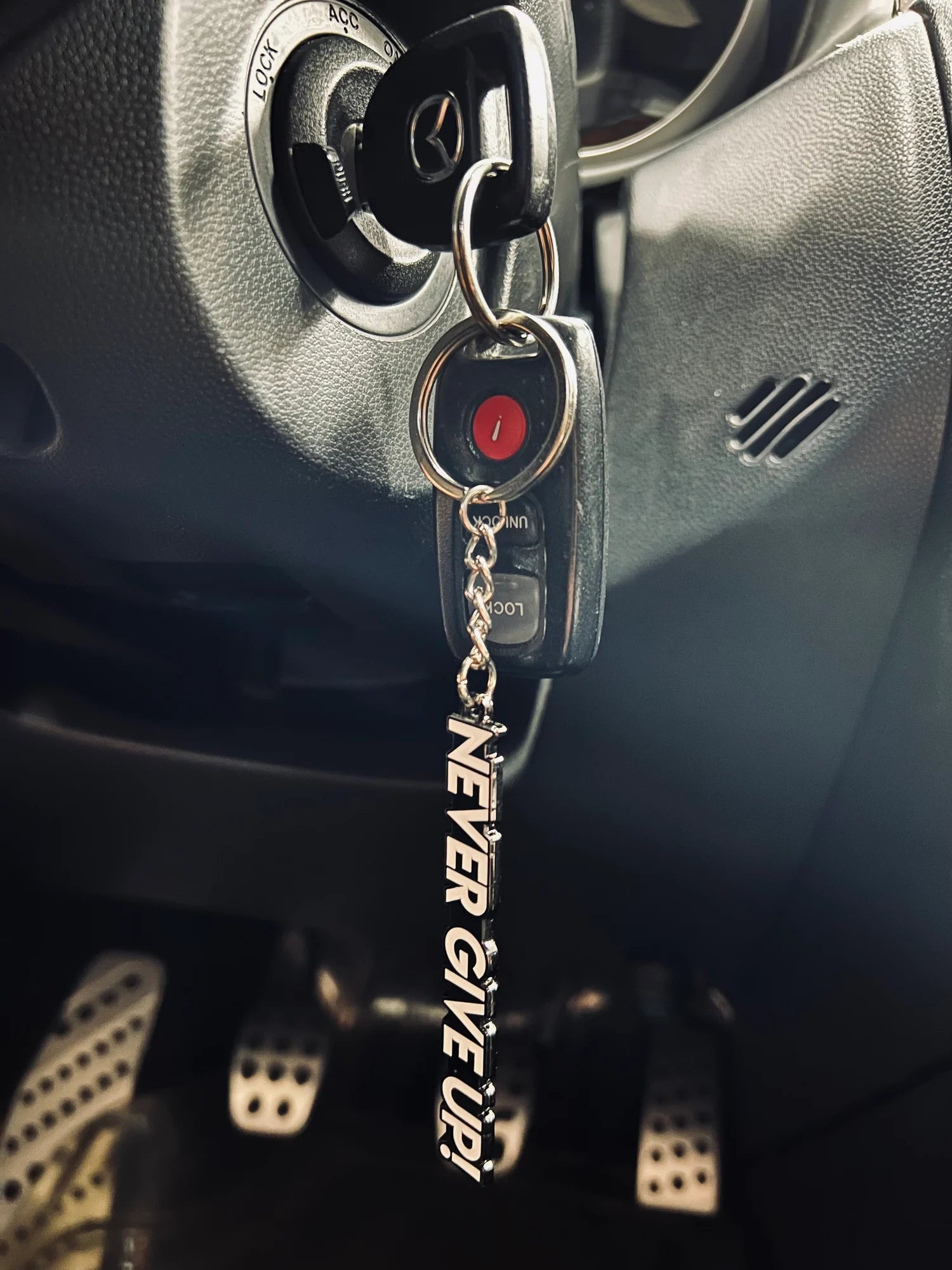 NEVER GIVE UP! - METAL KEYCHAIN